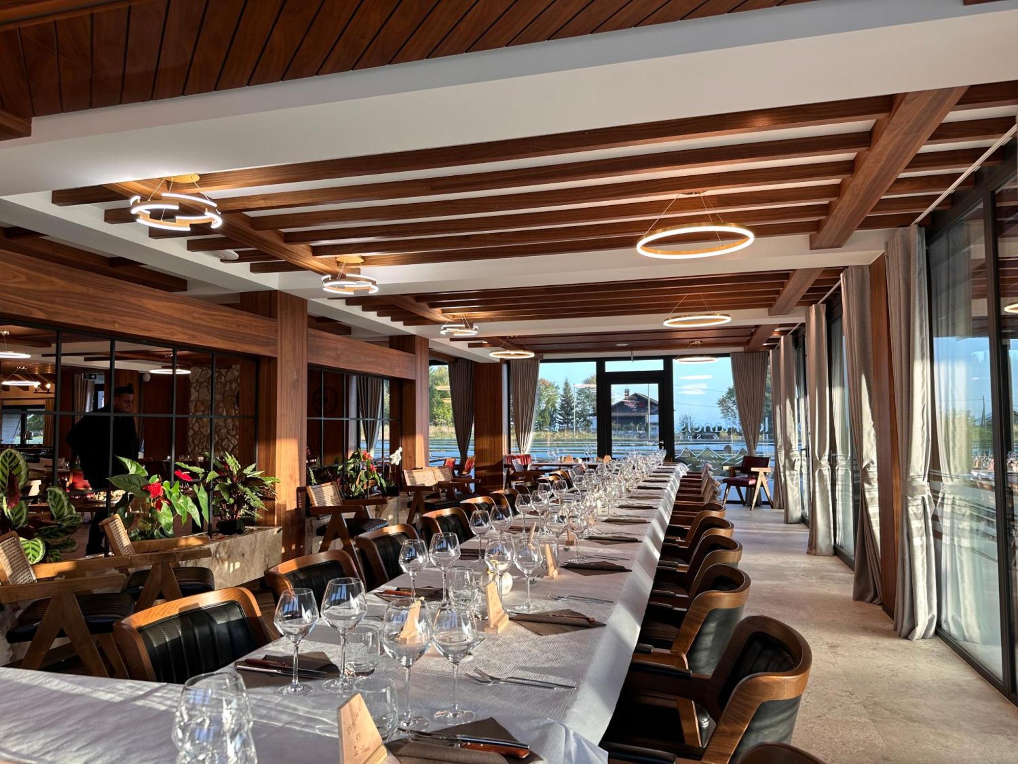 Hotel Restaurant & Spa Les Planets 莱斯拉塞斯 外观 照片