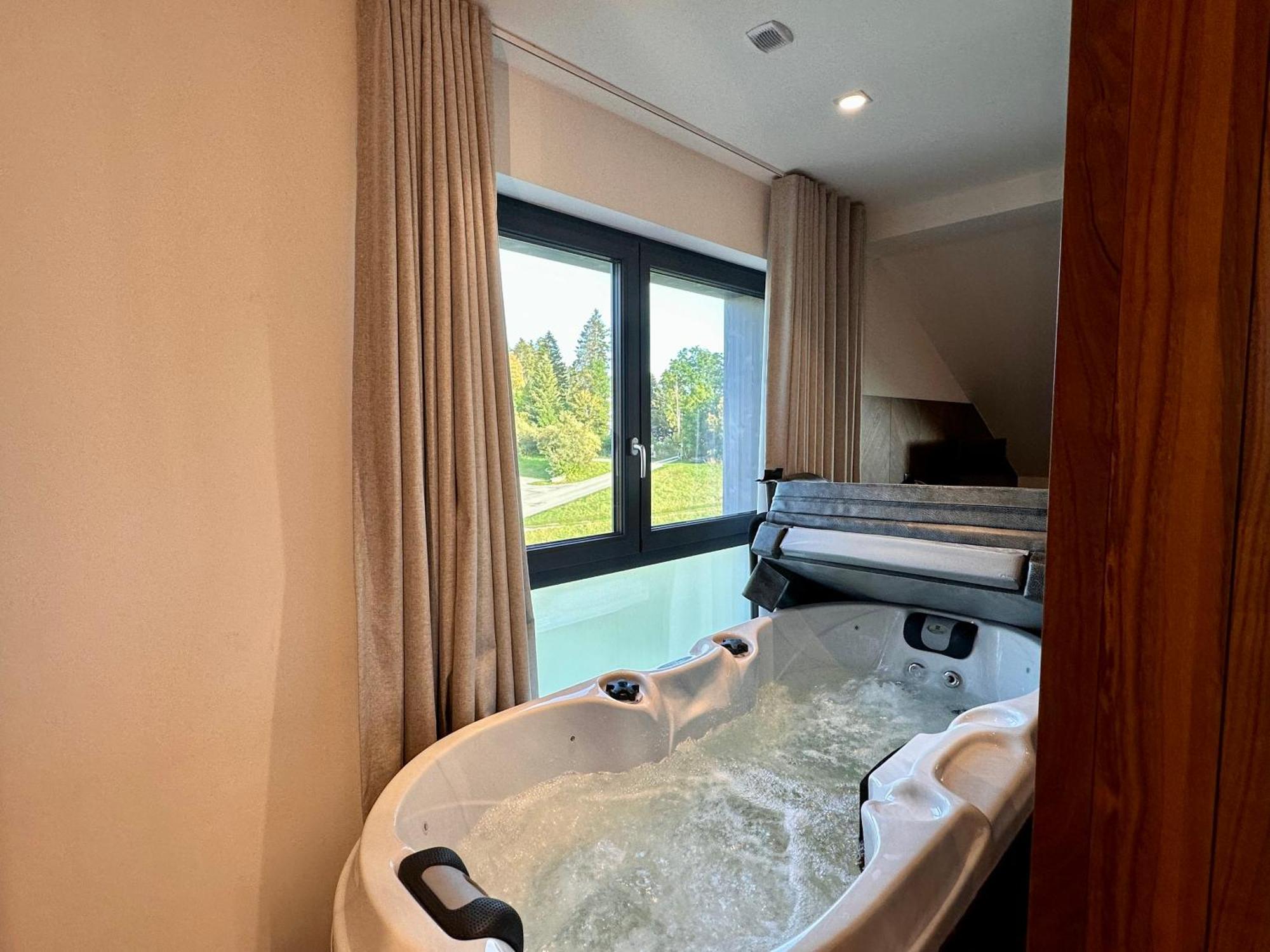 Hotel Restaurant & Spa Les Planets 莱斯拉塞斯 外观 照片