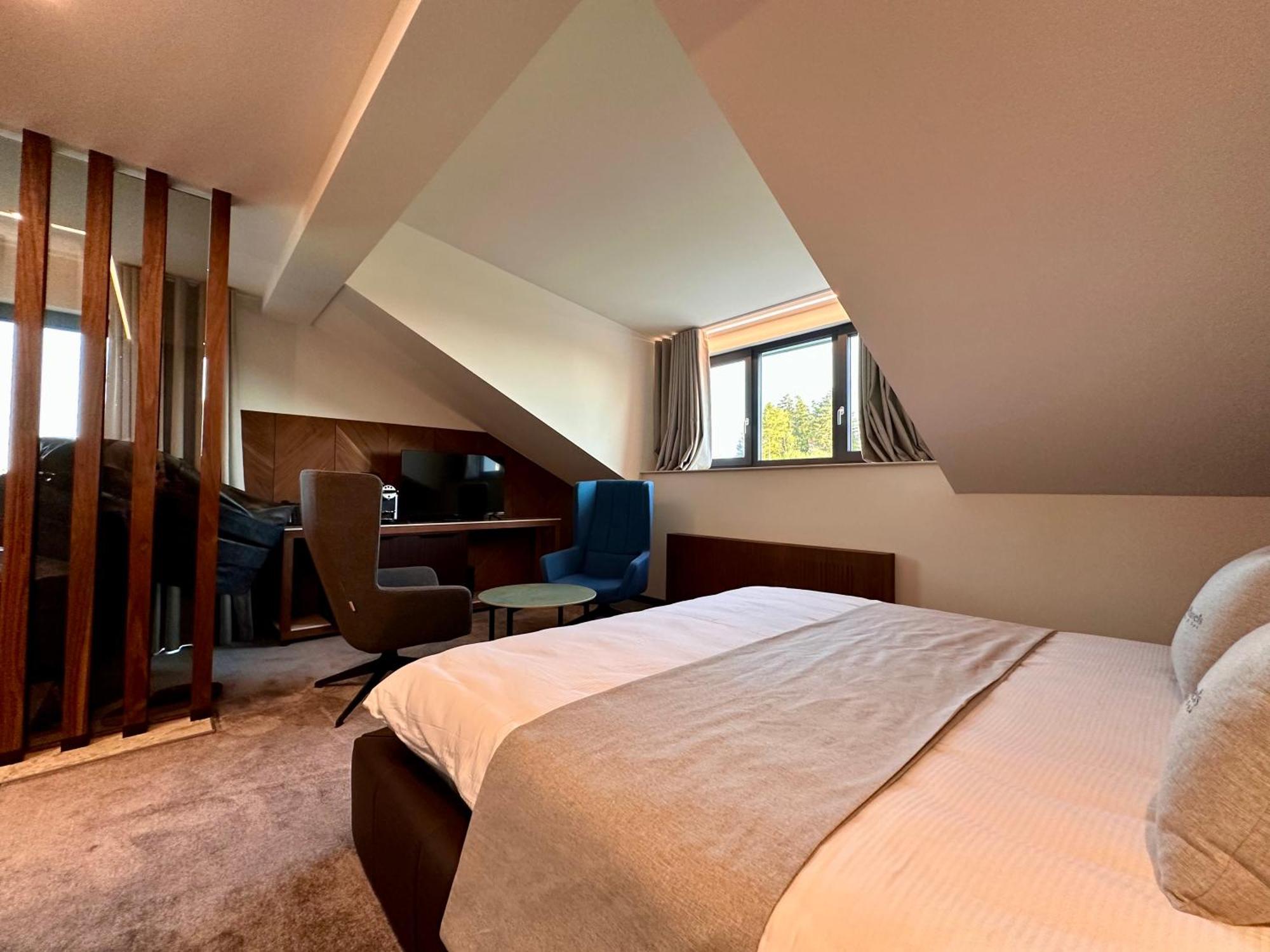 Hotel Restaurant & Spa Les Planets 莱斯拉塞斯 外观 照片