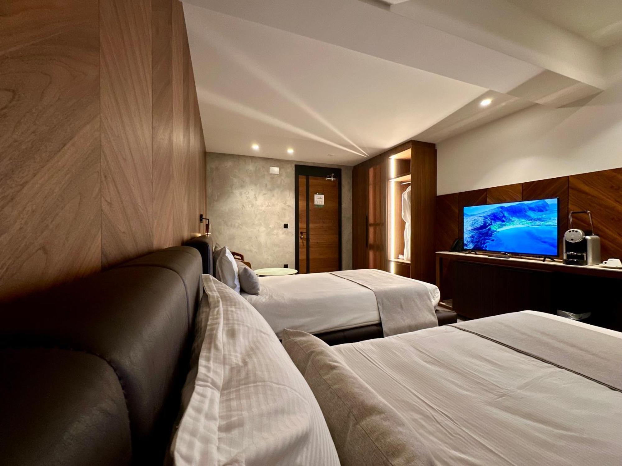 Hotel Restaurant & Spa Les Planets 莱斯拉塞斯 外观 照片