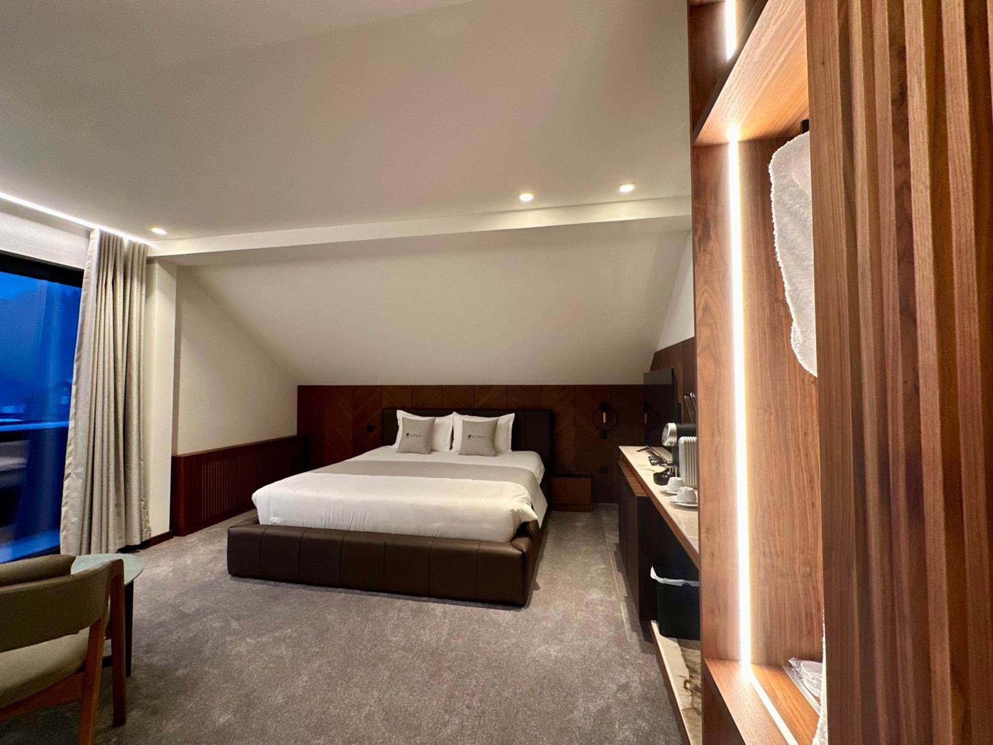 Hotel Restaurant & Spa Les Planets 莱斯拉塞斯 外观 照片