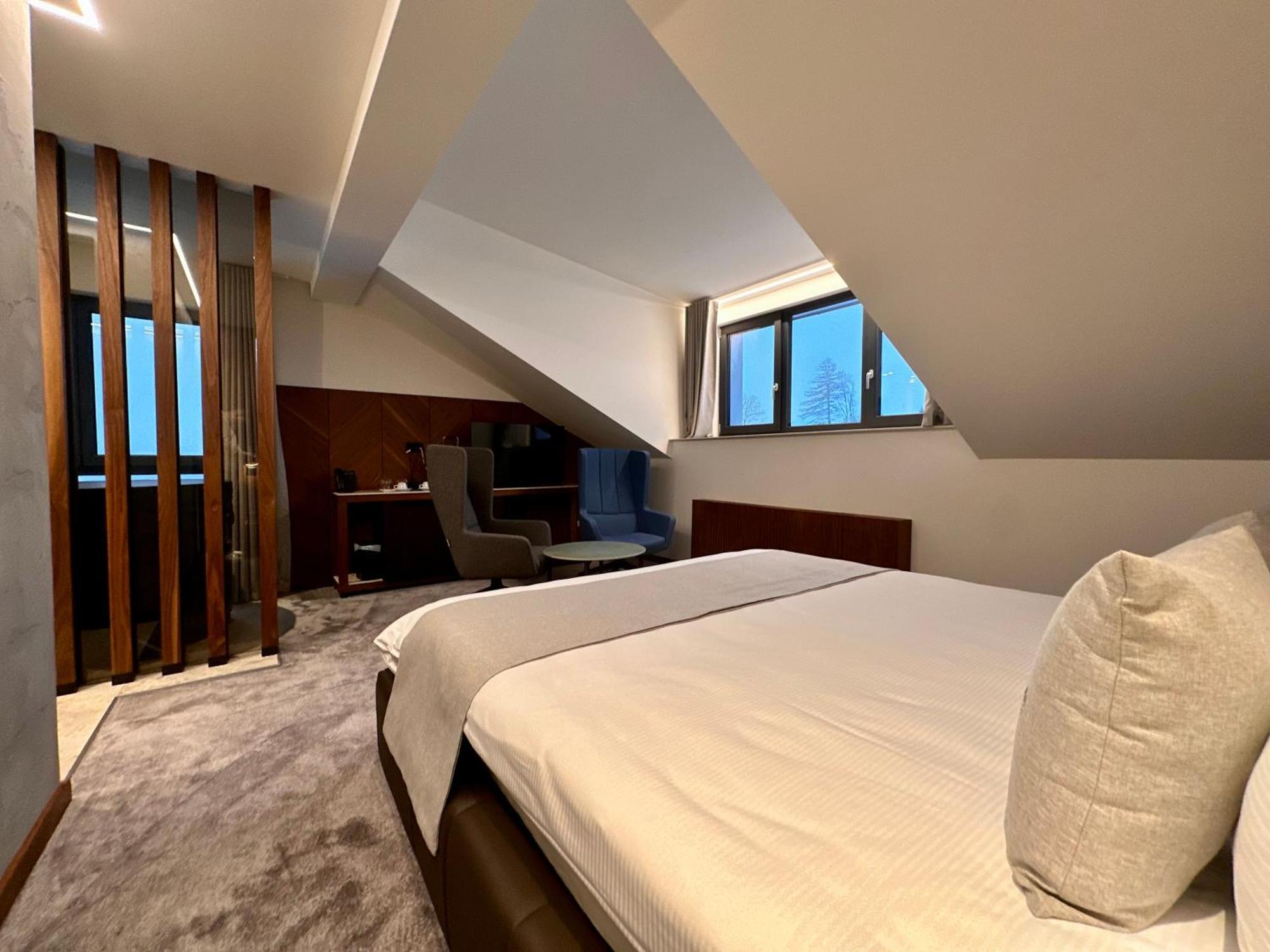 Hotel Restaurant & Spa Les Planets 莱斯拉塞斯 外观 照片
