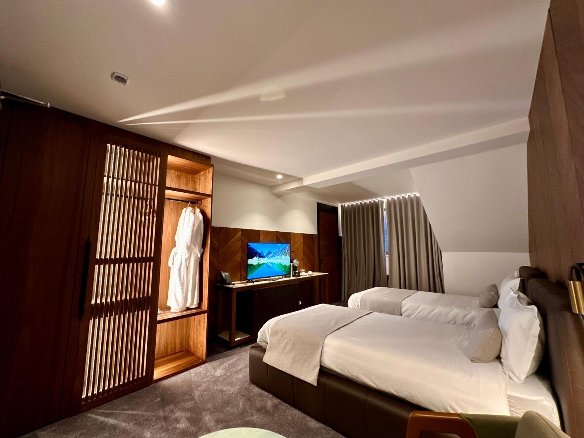 Hotel Restaurant & Spa Les Planets 莱斯拉塞斯 外观 照片