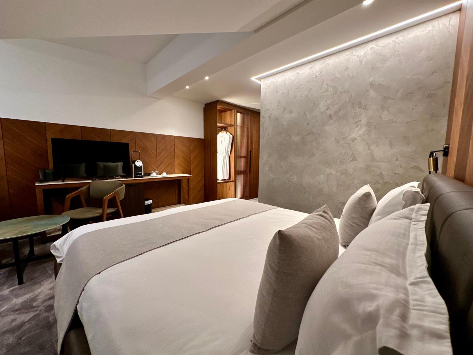 Hotel Restaurant & Spa Les Planets 莱斯拉塞斯 外观 照片