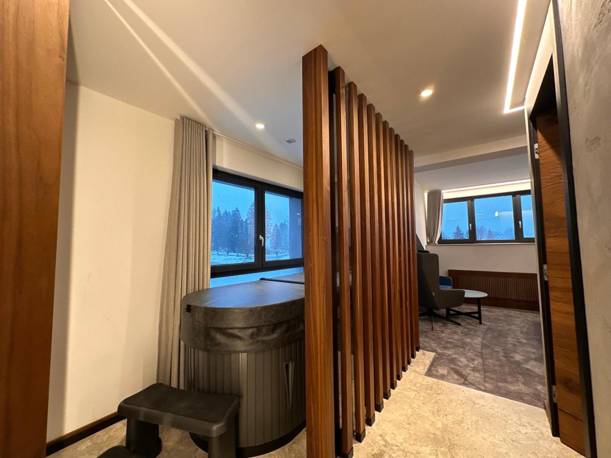 Hotel Restaurant & Spa Les Planets 莱斯拉塞斯 外观 照片