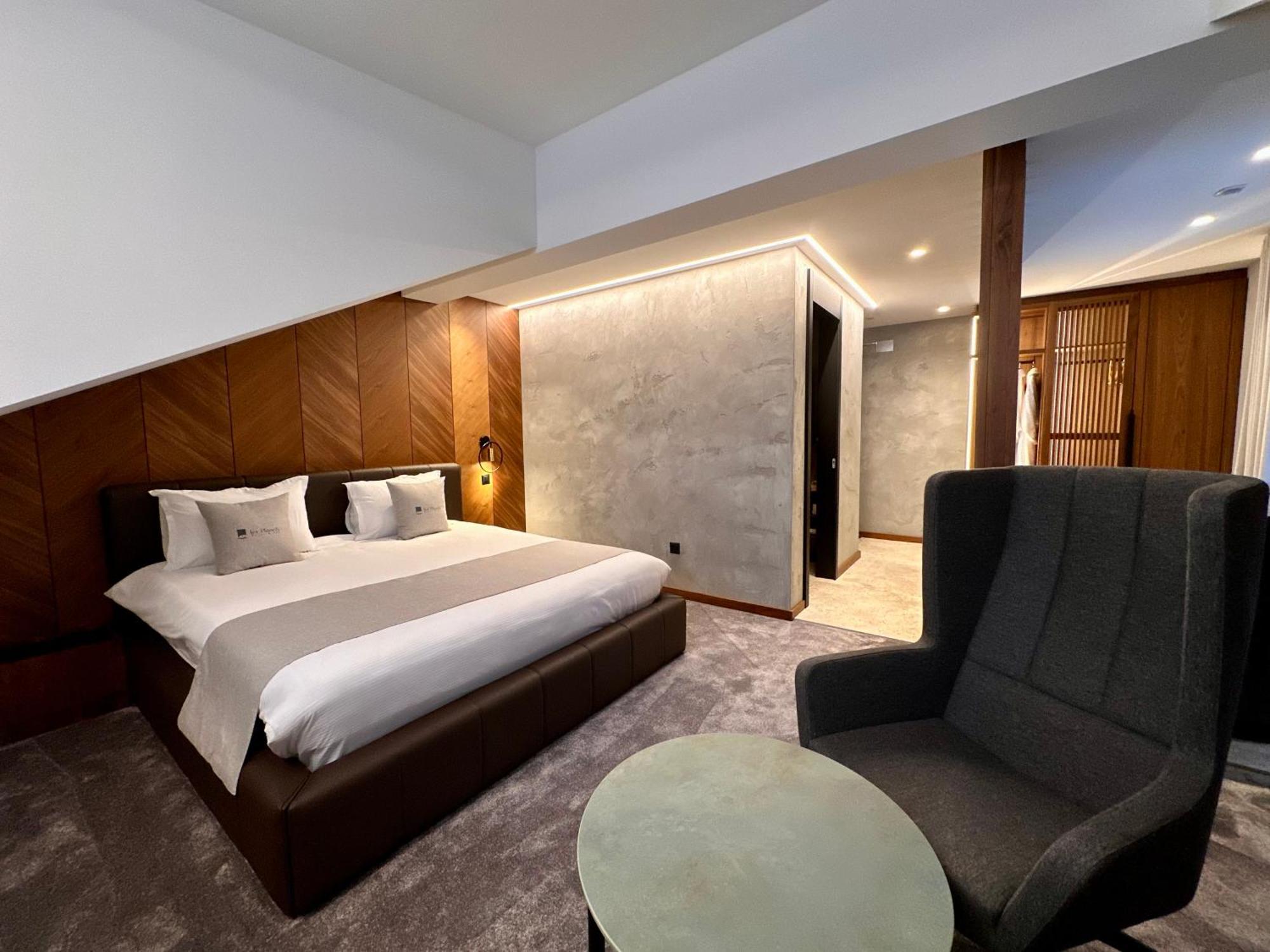 Hotel Restaurant & Spa Les Planets 莱斯拉塞斯 外观 照片
